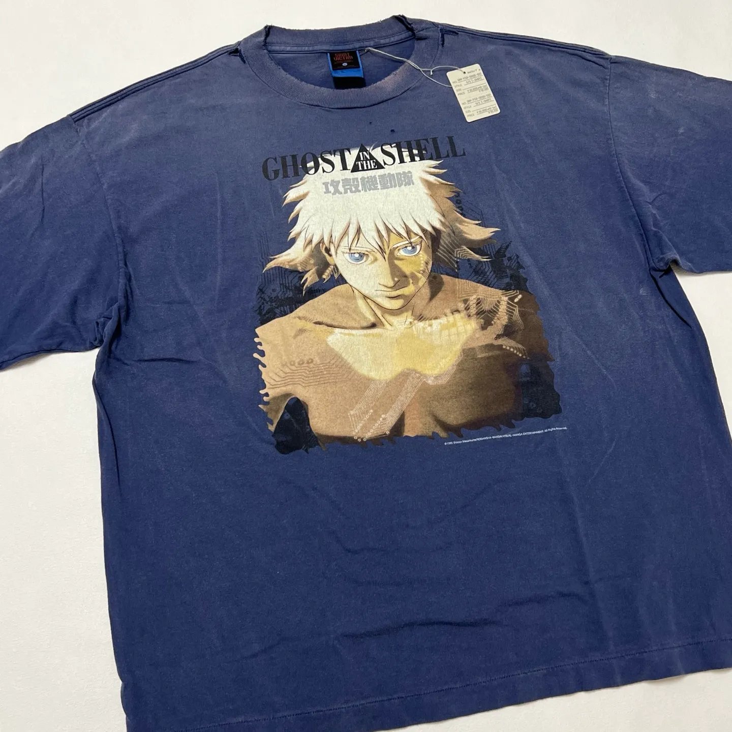SAINT Mxxxxxx × Ghost in the Shell GS_SS TEE/GST IN THE SHELL/NVY Ghost in the Shell co-branded distressed short-sleeves White-haired plain character TEE Washed blue S-XL Look for the cylindrical fabric with no side seams. The open width is almost meaningless Asut ready-made garments dyed The whole piece is sprayed with horsetail. The collar and cuffs are faded. The collar and cuffs are frayed. Many hangings are worn. The oversized printing position restores the authenticity level. Customized joint main mark/wash mark/with little angel anti-counterfeiting mark